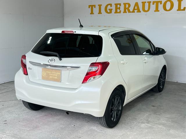 ヴィッツ Ｆ　１年保証　中期　アイドリングストップ　スマートキー　プッシュスタート　ＳＤナビ　ワンセグ　ＤＶＤ　ＣＤ　Ｍサーバー　Ｂｌｕｅｔｏｏｔｈ　ＥＴＣ　電格ウィンカーミラー　取説　記録簿　１４ＡＷ　Ｔチェーン（9枚目）