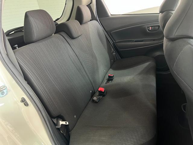 ヴィッツ Ｆ　１年保証　中期　アイドリングストップ　スマートキー　プッシュスタート　ＳＤナビ　ワンセグ　ＤＶＤ　ＣＤ　Ｍサーバー　Ｂｌｕｅｔｏｏｔｈ　ＥＴＣ　電格ウィンカーミラー　取説　記録簿　１４ＡＷ　Ｔチェーン（13枚目）