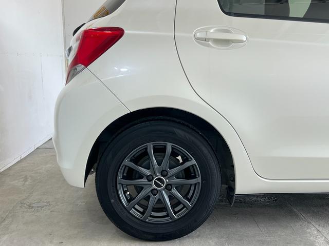 ヴィッツ Ｆ　１年保証　中期　アイドリングストップ　スマートキー　プッシュスタート　ＳＤナビ　ワンセグ　ＤＶＤ　ＣＤ　Ｍサーバー　Ｂｌｕｅｔｏｏｔｈ　ＥＴＣ　電格ウィンカーミラー　取説　記録簿　１４ＡＷ　Ｔチェーン（27枚目）