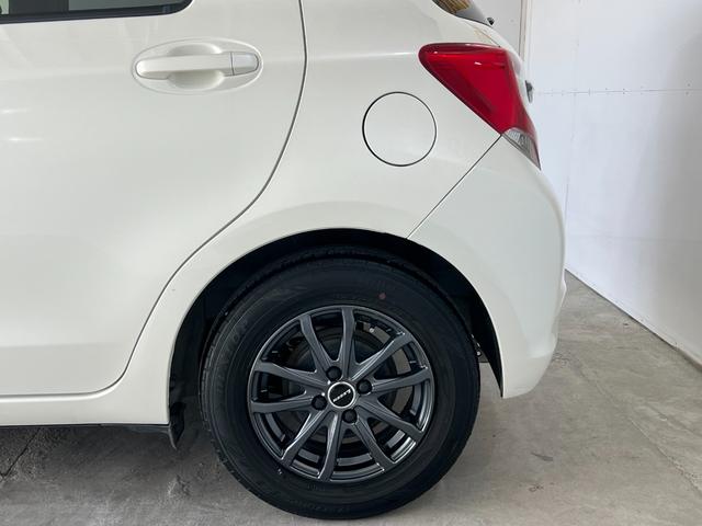 ヴィッツ Ｆ　１年保証　中期　アイドリングストップ　スマートキー　プッシュスタート　ＳＤナビ　ワンセグ　ＤＶＤ　ＣＤ　Ｍサーバー　Ｂｌｕｅｔｏｏｔｈ　ＥＴＣ　電格ウィンカーミラー　取説　記録簿　１４ＡＷ　Ｔチェーン（32枚目）