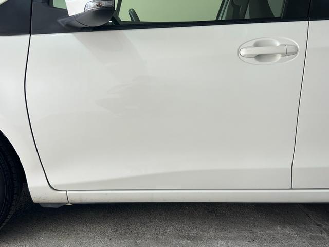 ヴィッツ Ｆ　１年保証　中期　アイドリングストップ　スマートキー　プッシュスタート　ＳＤナビ　ワンセグ　ＤＶＤ　ＣＤ　Ｍサーバー　Ｂｌｕｅｔｏｏｔｈ　ＥＴＣ　電格ウィンカーミラー　取説　記録簿　１４ＡＷ　Ｔチェーン（35枚目）