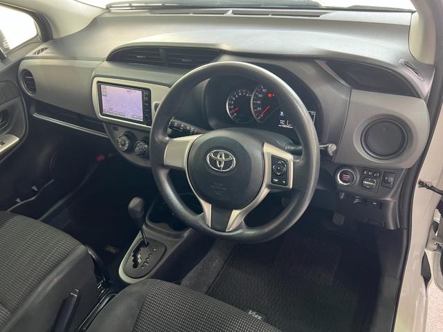 ヴィッツ Ｆ　１年保証　中期　アイドリングストップ　スマートキー　プッシュスタート　ＳＤナビ　ワンセグ　ＤＶＤ　ＣＤ　Ｍサーバー　Ｂｌｕｅｔｏｏｔｈ　ＥＴＣ　電格ウィンカーミラー　取説　記録簿　１４ＡＷ　Ｔチェーン（42枚目）