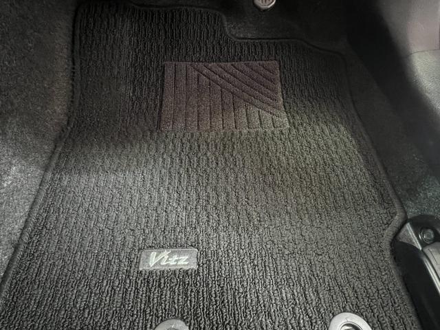 ヴィッツ Ｆ　１年保証　中期　アイドリングストップ　スマートキー　プッシュスタート　ＳＤナビ　ワンセグ　ＤＶＤ　ＣＤ　Ｍサーバー　Ｂｌｕｅｔｏｏｔｈ　ＥＴＣ　電格ウィンカーミラー　取説　記録簿　１４ＡＷ　Ｔチェーン（43枚目）