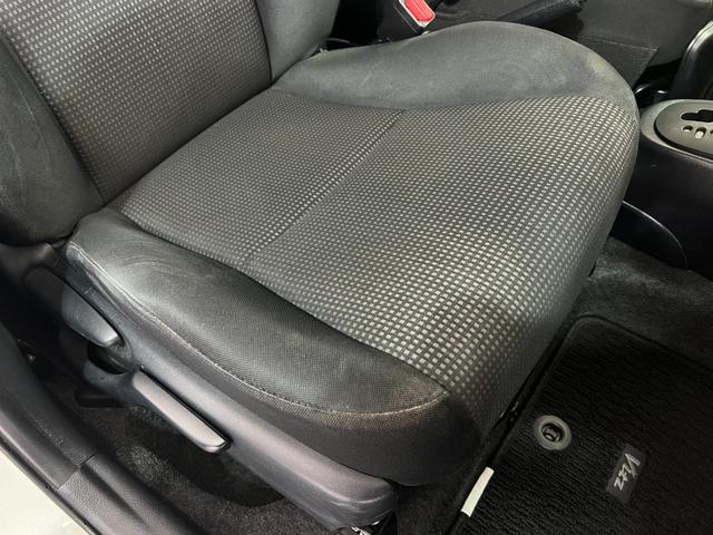 ヴィッツ Ｆ　１年保証　中期　アイドリングストップ　スマートキー　プッシュスタート　ＳＤナビ　ワンセグ　ＤＶＤ　ＣＤ　Ｍサーバー　Ｂｌｕｅｔｏｏｔｈ　ＥＴＣ　電格ウィンカーミラー　取説　記録簿　１４ＡＷ　Ｔチェーン（45枚目）