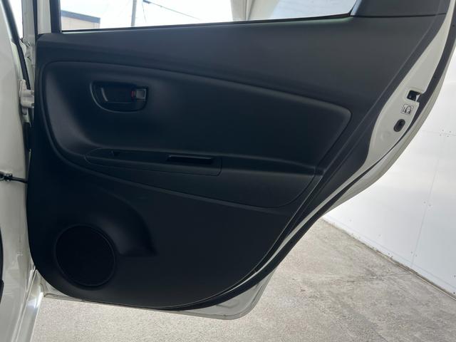 ヴィッツ Ｆ　１年保証　中期　アイドリングストップ　スマートキー　プッシュスタート　ＳＤナビ　ワンセグ　ＤＶＤ　ＣＤ　Ｍサーバー　Ｂｌｕｅｔｏｏｔｈ　ＥＴＣ　電格ウィンカーミラー　取説　記録簿　１４ＡＷ　Ｔチェーン（46枚目）