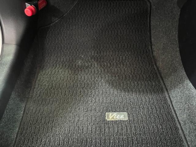 ヴィッツ Ｆ　１年保証　中期　アイドリングストップ　スマートキー　プッシュスタート　ＳＤナビ　ワンセグ　ＤＶＤ　ＣＤ　Ｍサーバー　Ｂｌｕｅｔｏｏｔｈ　ＥＴＣ　電格ウィンカーミラー　取説　記録簿　１４ＡＷ　Ｔチェーン（53枚目）