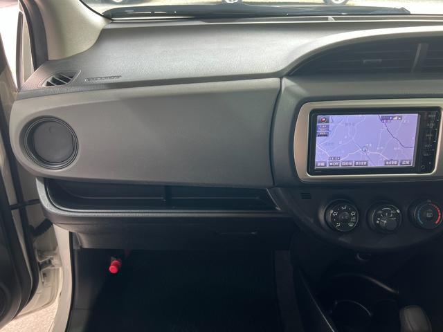 ヴィッツ Ｆ　１年保証　中期　アイドリングストップ　スマートキー　プッシュスタート　ＳＤナビ　ワンセグ　ＤＶＤ　ＣＤ　Ｍサーバー　Ｂｌｕｅｔｏｏｔｈ　ＥＴＣ　電格ウィンカーミラー　取説　記録簿　１４ＡＷ　Ｔチェーン（56枚目）