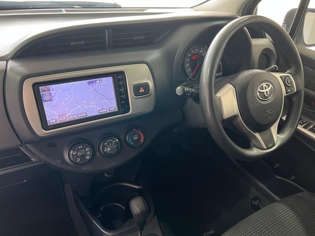 ヴィッツ Ｆ　１年保証　中期　アイドリングストップ　スマートキー　プッシュスタート　ＳＤナビ　ワンセグ　ＤＶＤ　ＣＤ　Ｍサーバー　Ｂｌｕｅｔｏｏｔｈ　ＥＴＣ　電格ウィンカーミラー　取説　記録簿　１４ＡＷ　Ｔチェーン（57枚目）