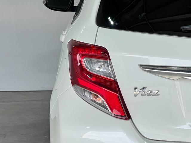 ヴィッツ Ｆ　１年保証　中期　アイドリングストップ　スマートキー　プッシュスタート　ＳＤナビ　ワンセグ　ＤＶＤ　ＣＤ　Ｍサーバー　Ｂｌｕｅｔｏｏｔｈ　ＥＴＣ　電格ウィンカーミラー　取説　記録簿　１４ＡＷ　Ｔチェーン（66枚目）