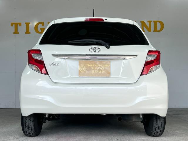 ヴィッツ Ｆ　１年保証　中期　アイドリングストップ　スマートキー　プッシュスタート　ＳＤナビ　ワンセグ　ＤＶＤ　ＣＤ　Ｍサーバー　Ｂｌｕｅｔｏｏｔｈ　ＥＴＣ　電格ウィンカーミラー　取説　記録簿　１４ＡＷ　Ｔチェーン（67枚目）