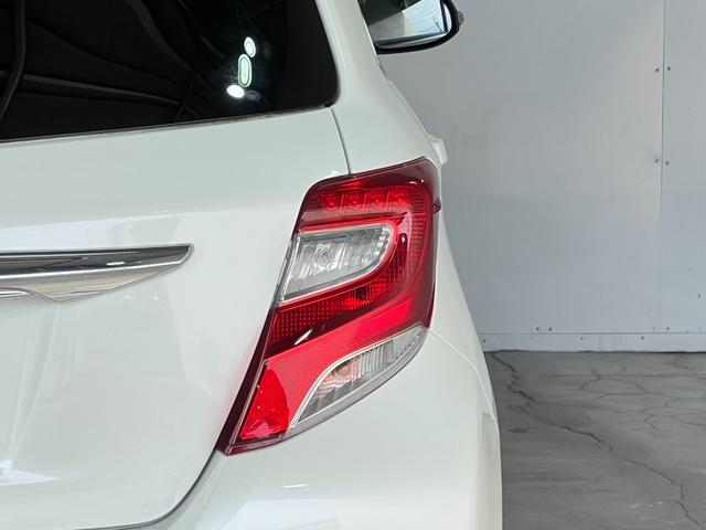 ヴィッツ Ｆ　１年保証　中期　アイドリングストップ　スマートキー　プッシュスタート　ＳＤナビ　ワンセグ　ＤＶＤ　ＣＤ　Ｍサーバー　Ｂｌｕｅｔｏｏｔｈ　ＥＴＣ　電格ウィンカーミラー　取説　記録簿　１４ＡＷ　Ｔチェーン（68枚目）