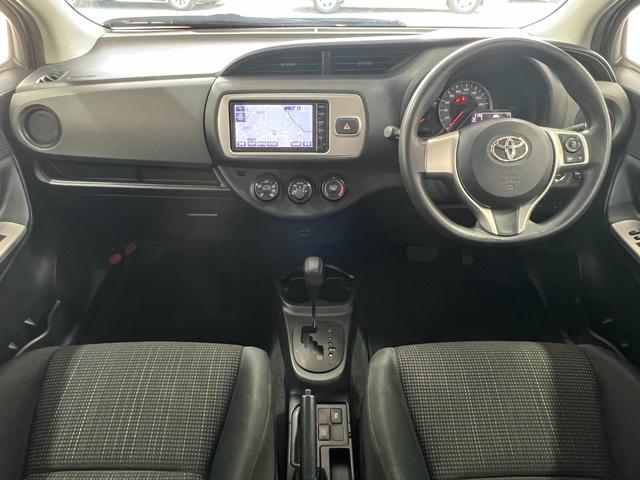 ヴィッツ Ｆ　１年保証　中期　アイドリングストップ　スマートキー　プッシュスタート　ＳＤナビ　ワンセグ　ＤＶＤ　ＣＤ　Ｍサーバー　Ｂｌｕｅｔｏｏｔｈ　ＥＴＣ　電格ウィンカーミラー　取説　記録簿　１４ＡＷ　Ｔチェーン（69枚目）