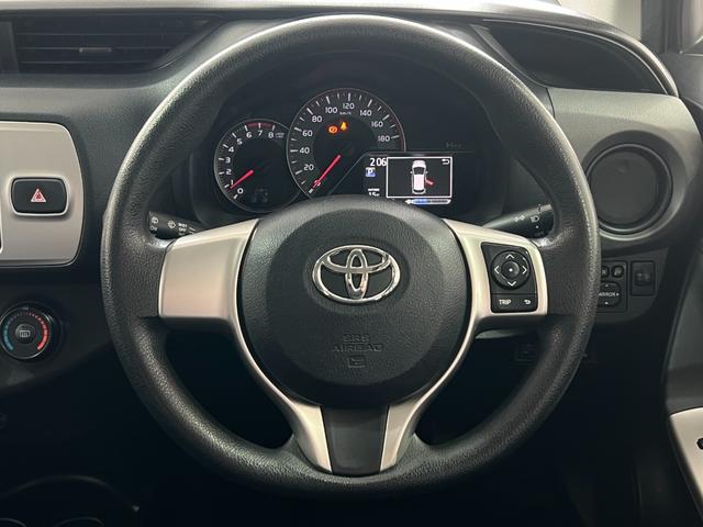 ヴィッツ Ｆ　１年保証　中期　アイドリングストップ　スマートキー　プッシュスタート　ＳＤナビ　ワンセグ　ＤＶＤ　ＣＤ　Ｍサーバー　Ｂｌｕｅｔｏｏｔｈ　ＥＴＣ　電格ウィンカーミラー　取説　記録簿　１４ＡＷ　Ｔチェーン（70枚目）