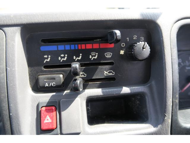 サンバートラック ＴＢ　セレクト４ＷＤ車　５速マニュアル車　エアコン　パワーステアリング　エアバッグ　ラジオ　三方開　ライトレベル調節（18枚目）