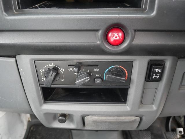 ミニキャブトラック Ｖタイプ　セレクト４ＷＤ車　エアコン　パワーステアリング　三方開　荷台ガード　ラジオ　ライトレベル調節（18枚目）