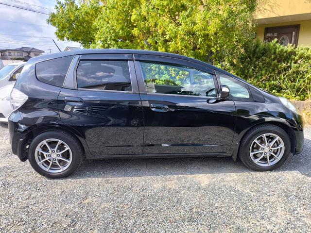 フィットハイブリッド スマートセレクション　禁煙車・スマートキー・フルセグナビ・Ｂｌｕｅｔｏｏｔｈオーディオ・ＥＴＣ・ＨＩＤヘッドライト・社外アルミホイール・オートクルーズ（4枚目）