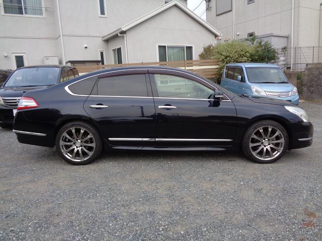 ティアナ ２５０ＸＬ　スポーティセレクション　レザーシート　インパル１９インチアルミホイール　フルセグナビ　ＥＴＣ　Ｂｌｕｅｔｏｏｔｈオーディオ　フロントカメラ　バックカメラ　サイドカメラ　パワーシート　オットマン　ゴールドエンブレム（4枚目）