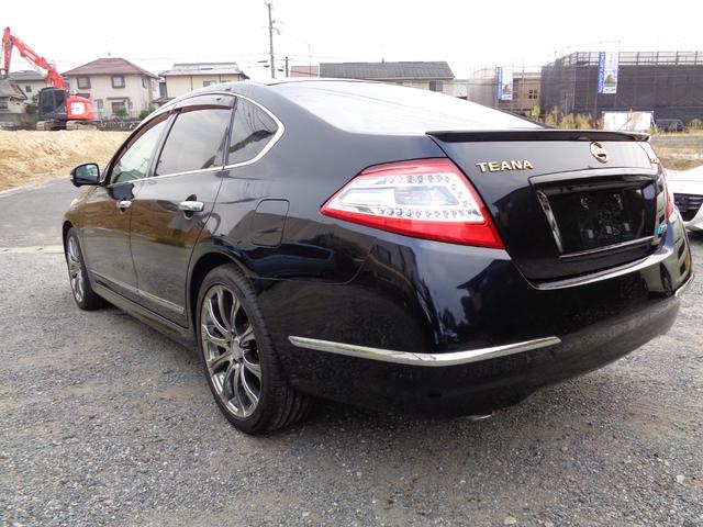 ティアナ ２５０ＸＬ　スポーティセレクション　レザーシート　インパル１９インチアルミホイール　フルセグナビ　ＥＴＣ　Ｂｌｕｅｔｏｏｔｈオーディオ　フロントカメラ　バックカメラ　サイドカメラ　パワーシート　オットマン　ゴールドエンブレム（9枚目）