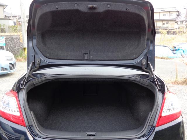 ティアナ ２５０ＸＬ　スポーティセレクション　レザーシート　インパル１９インチアルミホイール　フルセグナビ　ＥＴＣ　Ｂｌｕｅｔｏｏｔｈオーディオ　フロントカメラ　バックカメラ　サイドカメラ　パワーシート　オットマン　ゴールドエンブレム（24枚目）