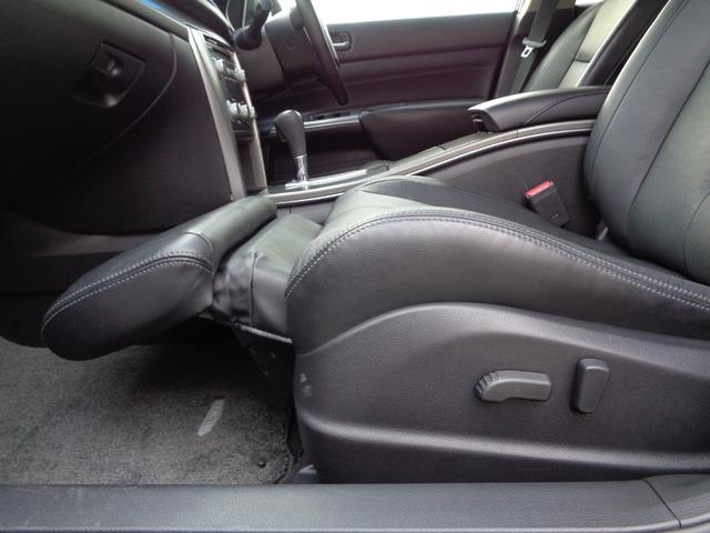 ティアナ ２５０ＸＬ　スポーティセレクション　レザーシート　インパル１９インチアルミホイール　フルセグナビ　ＥＴＣ　Ｂｌｕｅｔｏｏｔｈオーディオ　フロントカメラ　バックカメラ　サイドカメラ　パワーシート　オットマン　ゴールドエンブレム（42枚目）