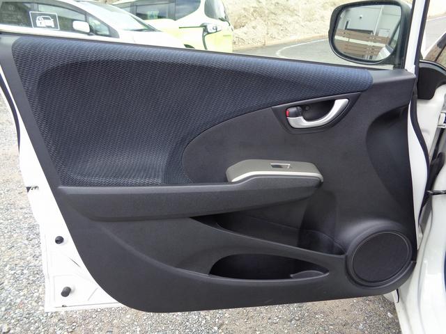 フィットハイブリッド スマートセレクション ワンセグナビ・バックカメラ・DVD視聴・スマートキー・HID・オートライト・オートクルーズコントロール(27枚目)