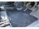 掲載前に車内の掃除機掛けと専用洗剤にてシート清掃とシミ抜きとクリーニング、ヘッドライトの黄ばみを除去しコーティング剤をヘッドライト表面に塗布、エアコンガス補充、洗車、フロアマット洗浄を行っています。