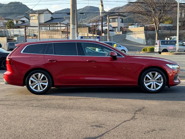 Ｖ６０ Ｔ５　モメンタム　８ＡＴ　ナビ　ＴＶ　ＥＴＣ２．０　Ｂｌｕｅｔｏｏｔｈ　ｃａｒｐｌａｙ　パワーバックドア　ＢＬＩＳ　ブラックレザーシート　純正アルミホイール　スマートキー　シートヒーター　ＬＥＤヘッドライト（6枚目）