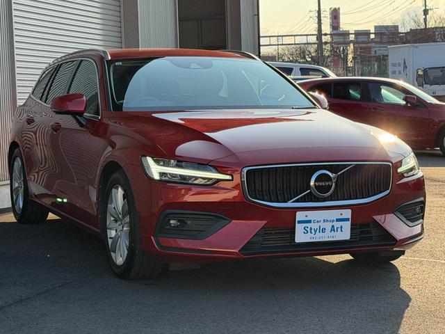 Ｖ６０ Ｔ５　モメンタム　８ＡＴ　ナビ　ＴＶ　ＥＴＣ２．０　Ｂｌｕｅｔｏｏｔｈ　ｃａｒｐｌａｙ　パワーバックドア　ＢＬＩＳ　ブラックレザーシート　純正アルミホイール　スマートキー　シートヒーター　ＬＥＤヘッドライト（7枚目）