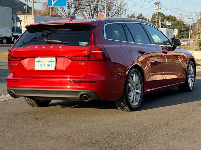 Ｖ６０ Ｔ５　モメンタム　８ＡＴ　ナビ　ＴＶ　ＥＴＣ２．０　Ｂｌｕｅｔｏｏｔｈ　ｃａｒｐｌａｙ　パワーバックドア　ＢＬＩＳ　ブラックレザーシート　純正アルミホイール　スマートキー　シートヒーター　ＬＥＤヘッドライト（9枚目）