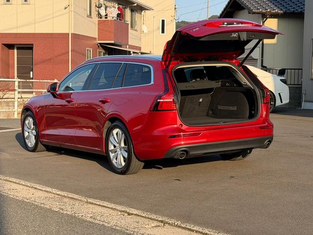 Ｖ６０ Ｔ５　モメンタム　８ＡＴ　ナビ　ＴＶ　ＥＴＣ２．０　Ｂｌｕｅｔｏｏｔｈ　ｃａｒｐｌａｙ　パワーバックドア　ＢＬＩＳ　ブラックレザーシート　純正アルミホイール　スマートキー　シートヒーター　ＬＥＤヘッドライト（12枚目）