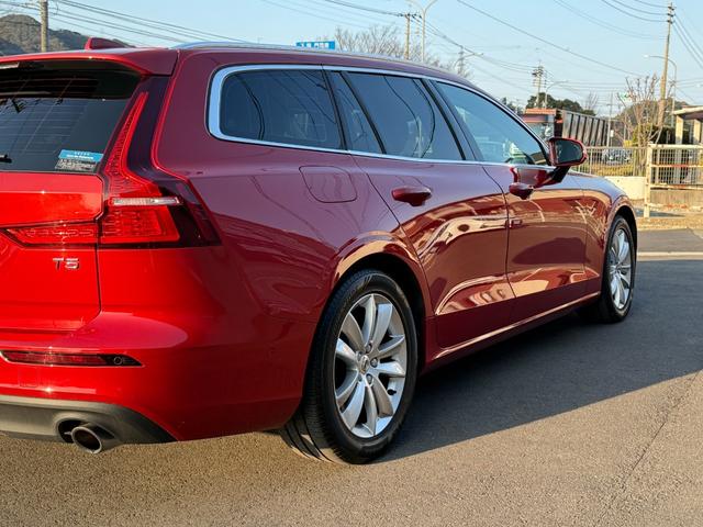 Ｖ６０ Ｔ５　モメンタム　８ＡＴ　ナビ　ＴＶ　ＥＴＣ２．０　Ｂｌｕｅｔｏｏｔｈ　ｃａｒｐｌａｙ　パワーバックドア　ＢＬＩＳ　ブラックレザーシート　純正アルミホイール　スマートキー　シートヒーター　ＬＥＤヘッドライト（19枚目）