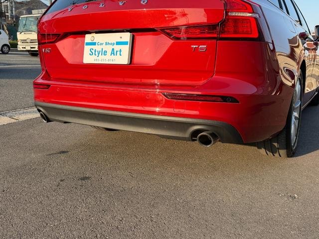 Ｖ６０ Ｔ５　モメンタム　８ＡＴ　ナビ　ＴＶ　ＥＴＣ２．０　Ｂｌｕｅｔｏｏｔｈ　ｃａｒｐｌａｙ　パワーバックドア　ＢＬＩＳ　ブラックレザーシート　純正アルミホイール　スマートキー　シートヒーター　ＬＥＤヘッドライト（23枚目）