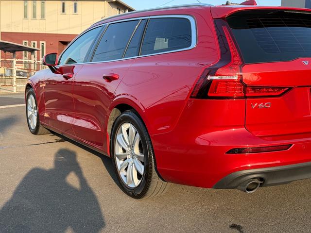 Ｖ６０ Ｔ５　モメンタム　８ＡＴ　ナビ　ＴＶ　ＥＴＣ２．０　Ｂｌｕｅｔｏｏｔｈ　ｃａｒｐｌａｙ　パワーバックドア　ＢＬＩＳ　ブラックレザーシート　純正アルミホイール　スマートキー　シートヒーター　ＬＥＤヘッドライト（24枚目）
