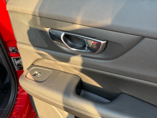 Ｖ６０ Ｔ５　モメンタム　８ＡＴ　ナビ　ＴＶ　ＥＴＣ２．０　Ｂｌｕｅｔｏｏｔｈ　ｃａｒｐｌａｙ　パワーバックドア　ＢＬＩＳ　ブラックレザーシート　純正アルミホイール　スマートキー　シートヒーター　ＬＥＤヘッドライト（59枚目）