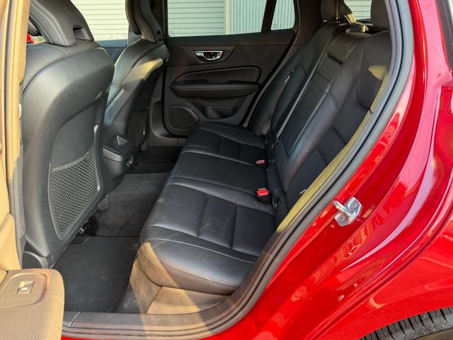 Ｖ６０ Ｔ５　モメンタム　８ＡＴ　ナビ　ＴＶ　ＥＴＣ２．０　Ｂｌｕｅｔｏｏｔｈ　ｃａｒｐｌａｙ　パワーバックドア　ＢＬＩＳ　ブラックレザーシート　純正アルミホイール　スマートキー　シートヒーター　ＬＥＤヘッドライト（67枚目）