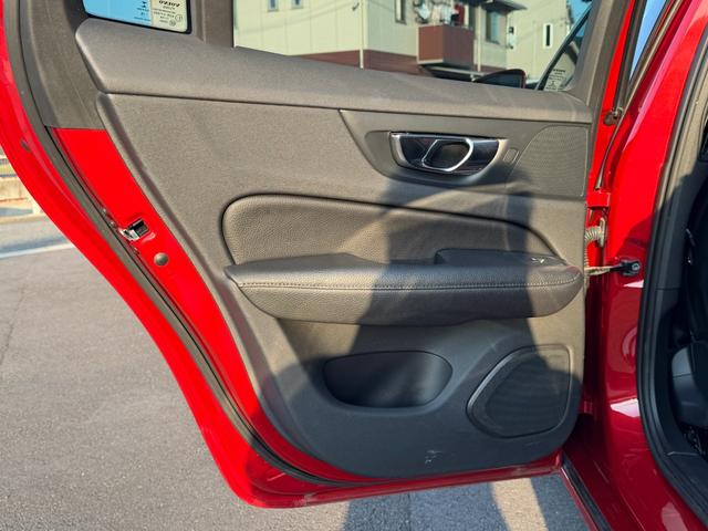 Ｖ６０ Ｔ５　モメンタム　８ＡＴ　ナビ　ＴＶ　ＥＴＣ２．０　Ｂｌｕｅｔｏｏｔｈ　ｃａｒｐｌａｙ　パワーバックドア　ＢＬＩＳ　ブラックレザーシート　純正アルミホイール　スマートキー　シートヒーター　ＬＥＤヘッドライト（68枚目）