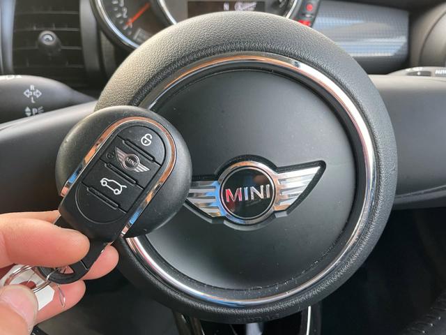 ＭＩＮＩ クーパー　６速マニュアル車　ナビ　ＬＥＤヘッドライト　Ｂｌｕｅｔｏｏｔｈオーディオ　純正アルミホイール　キーレス（18枚目）