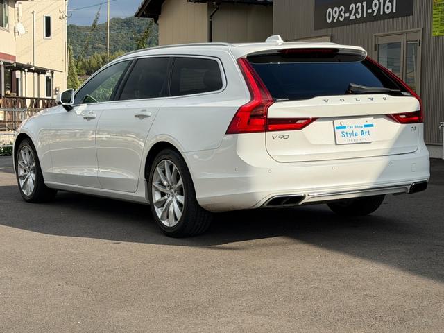 Ｖ９０ Ｔ５　モメンタム　ナビ　ＴＶ　ＥＴＣ２．０　Ｂｌｕｅｔｏｏｔｈ　ＣａｒＰｌａｙ　レザーシート　アダクティブクルーズコントロール　パワーバックドア　ブラインドスポットモニター（8枚目）