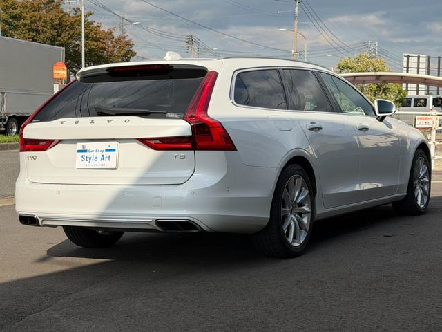 Ｖ９０ Ｔ５　モメンタム　ナビ　ＴＶ　ＥＴＣ２．０　Ｂｌｕｅｔｏｏｔｈ　ＣａｒＰｌａｙ　レザーシート　アダクティブクルーズコントロール　パワーバックドア　ブラインドスポットモニター（9枚目）