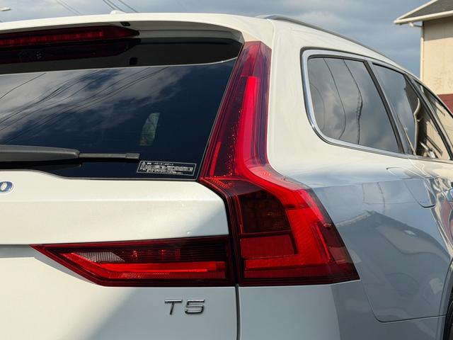 Ｖ９０ Ｔ５　モメンタム　ナビ　ＴＶ　ＥＴＣ２．０　Ｂｌｕｅｔｏｏｔｈ　ＣａｒＰｌａｙ　レザーシート　アダクティブクルーズコントロール　パワーバックドア　ブラインドスポットモニター（21枚目）