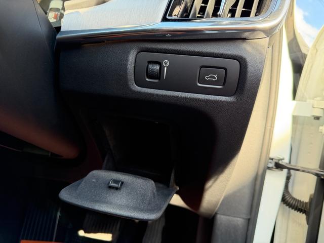 Ｖ９０ Ｔ５　モメンタム　ナビ　ＴＶ　ＥＴＣ２．０　Ｂｌｕｅｔｏｏｔｈ　ＣａｒＰｌａｙ　レザーシート　アダクティブクルーズコントロール　パワーバックドア　ブラインドスポットモニター（33枚目）