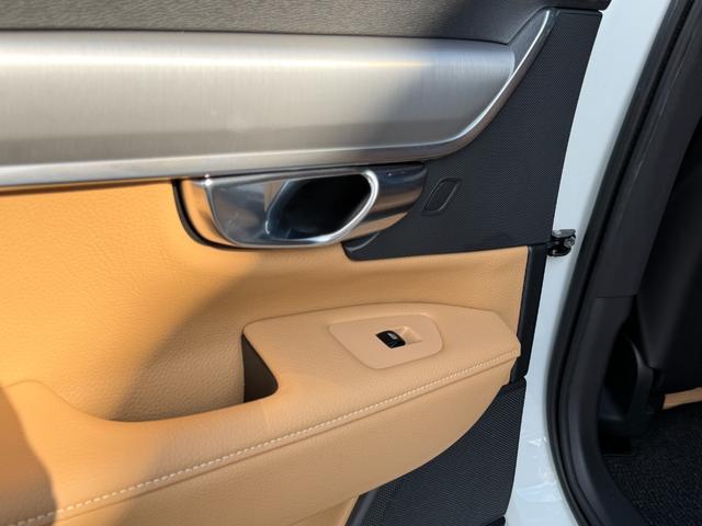 Ｖ９０ Ｔ５　モメンタム　ナビ　ＴＶ　ＥＴＣ２．０　Ｂｌｕｅｔｏｏｔｈ　ＣａｒＰｌａｙ　レザーシート　アダクティブクルーズコントロール　パワーバックドア　ブラインドスポットモニター（75枚目）