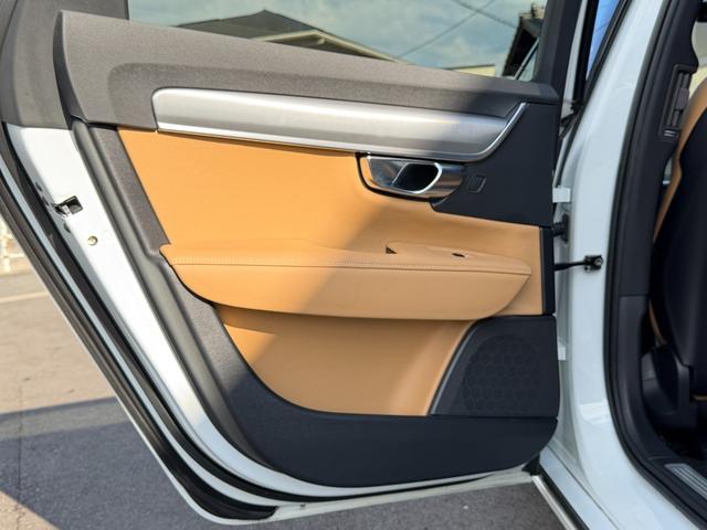 Ｖ９０ Ｔ５　モメンタム　ナビ　ＴＶ　ＥＴＣ２．０　Ｂｌｕｅｔｏｏｔｈ　ＣａｒＰｌａｙ　レザーシート　アダクティブクルーズコントロール　パワーバックドア　ブラインドスポットモニター（76枚目）