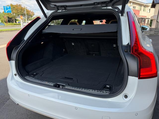 Ｖ９０ Ｔ５　モメンタム　ナビ　ＴＶ　ＥＴＣ２．０　Ｂｌｕｅｔｏｏｔｈ　ＣａｒＰｌａｙ　レザーシート　アダクティブクルーズコントロール　パワーバックドア　ブラインドスポットモニター（78枚目）