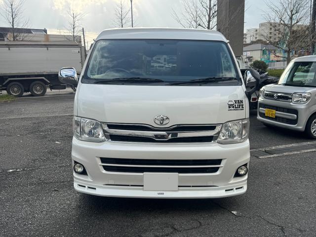 ハイエースワゴン ＧＬ　車中泊仕様　キャンピング　フルセグナビ　電子レンジ　バックカメラ　ＥＴＣ　ベット　換気扇　収納棚　シンク　モデリスタＦスポ　１６アルミ　純正シート有　家庭用電源（ポータブル電源必要）（2枚目）