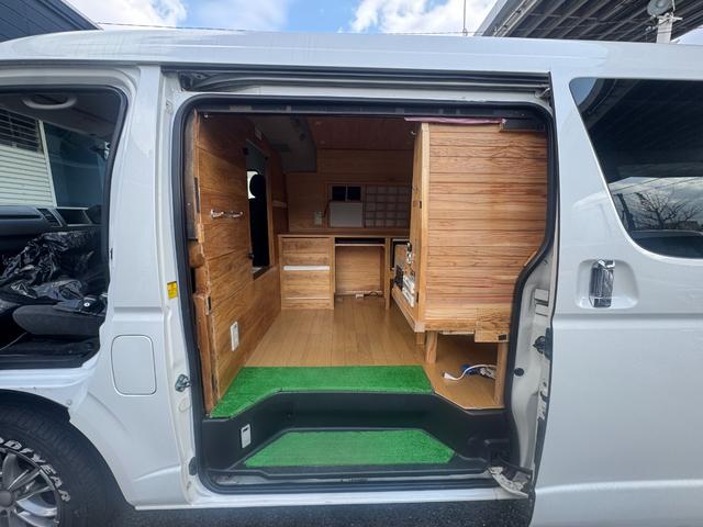 ハイエースワゴン ＧＬ　車中泊仕様　キャンピング　フルセグナビ　電子レンジ　バックカメラ　ＥＴＣ　ベット　換気扇　収納棚　シンク　モデリスタＦスポ　１６アルミ　純正シート有　家庭用電源（ポータブル電源必要）（9枚目）
