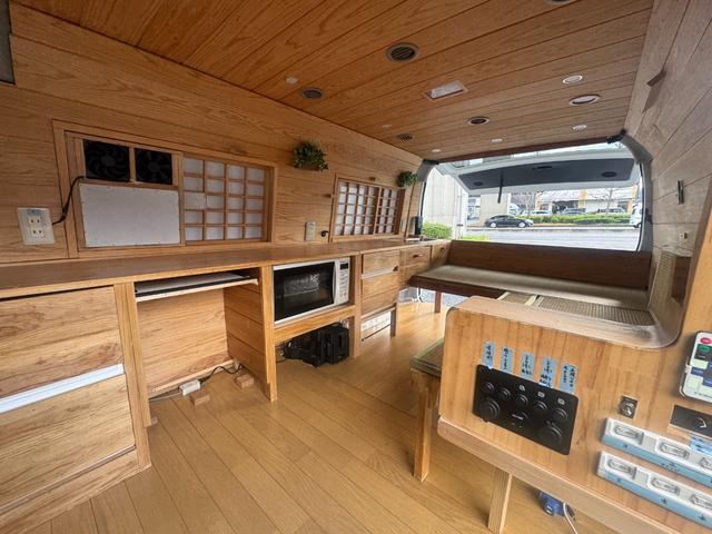 ハイエースワゴン ＧＬ　車中泊仕様　キャンピング　フルセグナビ　電子レンジ　バックカメラ　ＥＴＣ　ベット　換気扇　収納棚　シンク　モデリスタＦスポ　１６アルミ　純正シート有　家庭用電源（ポータブル電源必要）（10枚目）