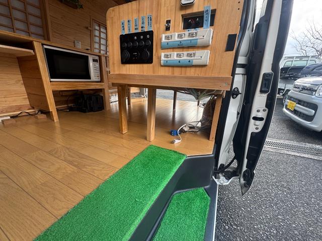 ハイエースワゴン ＧＬ　車中泊仕様　キャンピング　フルセグナビ　電子レンジ　バックカメラ　ＥＴＣ　ベット　換気扇　収納棚　シンク　モデリスタＦスポ　１６アルミ　純正シート有　家庭用電源（ポータブル電源必要）（12枚目）