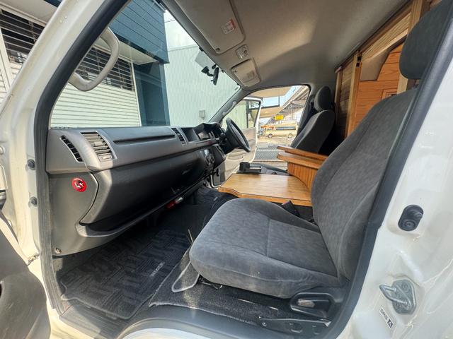 ハイエースワゴン ＧＬ　車中泊仕様　キャンピング　フルセグナビ　電子レンジ　バックカメラ　ＥＴＣ　ベット　換気扇　収納棚　シンク　モデリスタＦスポ　１６アルミ　純正シート有　家庭用電源（ポータブル電源必要）（18枚目）