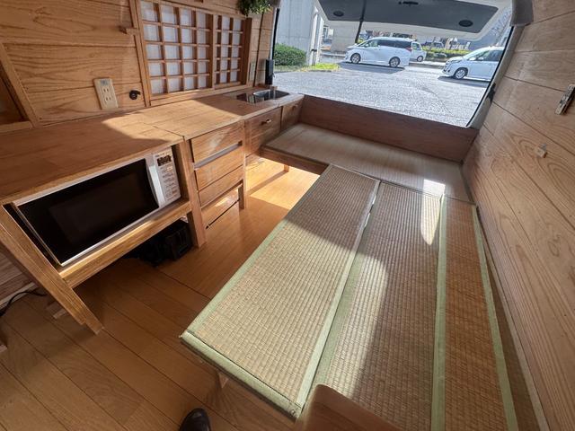 ハイエースワゴン ＧＬ　車中泊仕様　キャンピング　フルセグナビ　電子レンジ　バックカメラ　ＥＴＣ　ベット　換気扇　収納棚　シンク　モデリスタＦスポ　１６アルミ　純正シート有　家庭用電源（ポータブル電源必要）（22枚目）